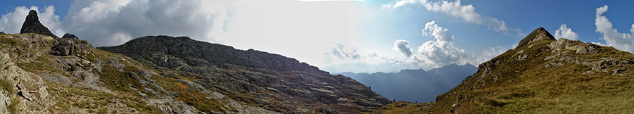 Dal Passo di Val Vegia (2164 m) vista sull'alta Val Vegia